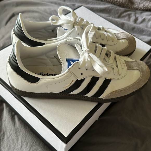 Black and white sambas - Picture 2 of 4
